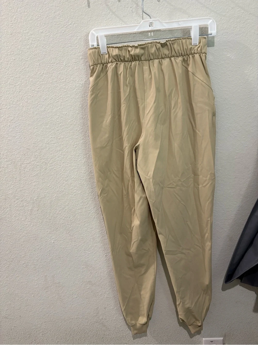 lululemon athletica women’s Lightweight Drawstring Joggers in Khaki